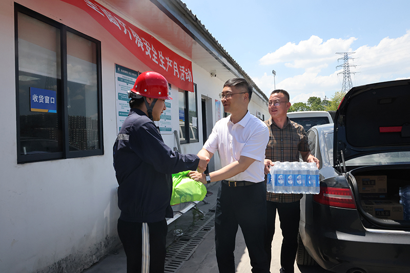 高溫慰問送清涼 情系一線暖人心